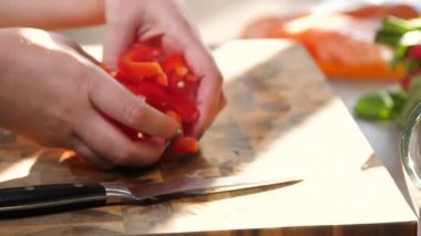 Salata için düzenlenen taze biber koyarak eller görünümünü kapat