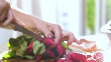 Kadın alarak taze turp salatası için eller