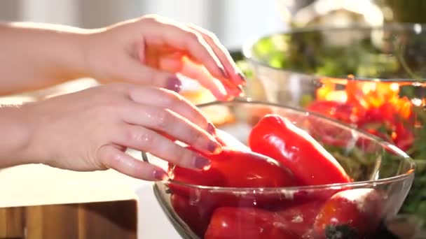 Abgeschnittene Aufnahme Einer Frau Die Frisches Gemüse Schneidet Und Der — Stockvideo