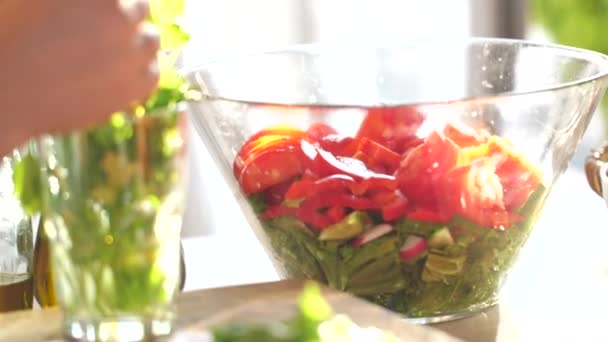 Primer Plano Joven Mujer Preparando Ensalada Verduras Frescas — Vídeos de Stock