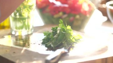 Genç kadının üzerinden taze sebze salatası hazırlama atış yukarıya kapatmak