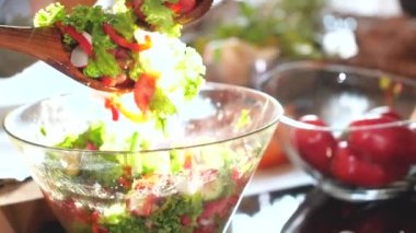 Genç kadının üzerinden taze sebze salatası hazırlama atış yukarıya kapatmak