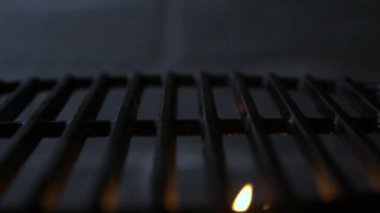 Siyah arka plan üzerine boş yanan mangal