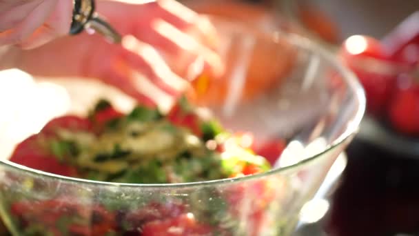Close Tiro Jovem Mulher Preparando Salada Legumes Frescos — Vídeo de Stock