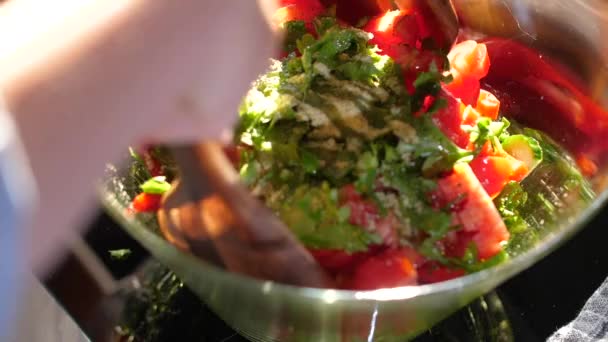 用新鲜蔬菜准备沙拉的年轻女子的特写镜头 — 图库视频影像