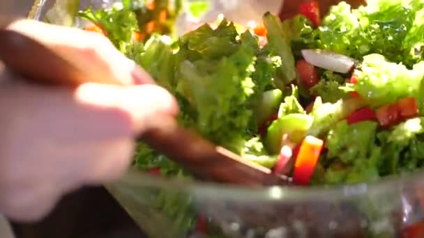 Nära Upp Skott Ung Kvinna Förbereda Sallad Från Färska Grönsaker — Stockvideo