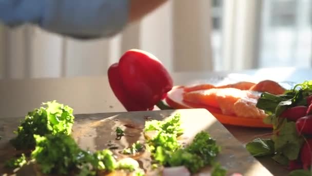 Foto Recortada Mujer Cortando Verduras Frescas Cocinar Sabrosa Ensalada Saludable — Vídeos de Stock