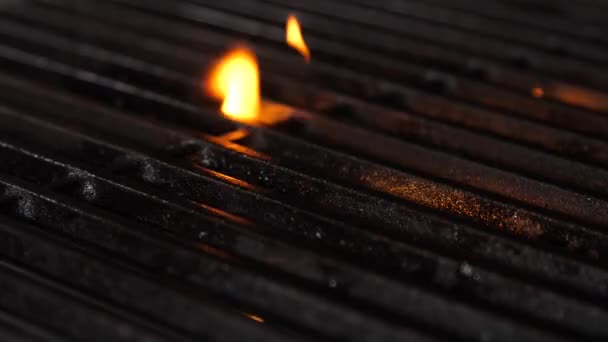 Üres Lángoló Barbecue Grill Fekete Háttér — Stock videók