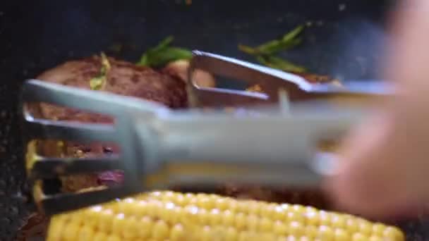 グリルでトウモロコシ料理で美味しい肉を間近で見る — ストック動画