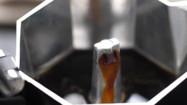 Kahve makinesinde hazırlanan lezzetli taze kahvenin yakın plan görüntüsü.