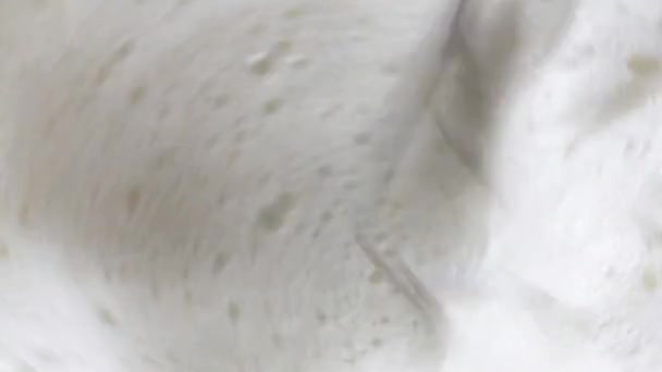 厨房玻璃碗里搅拌牛奶的特写镜头 — 图库视频影像