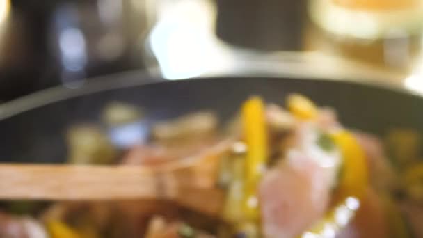 Vue rapprochée de la préparation de délicieux légumes et de viande dans une poêle 