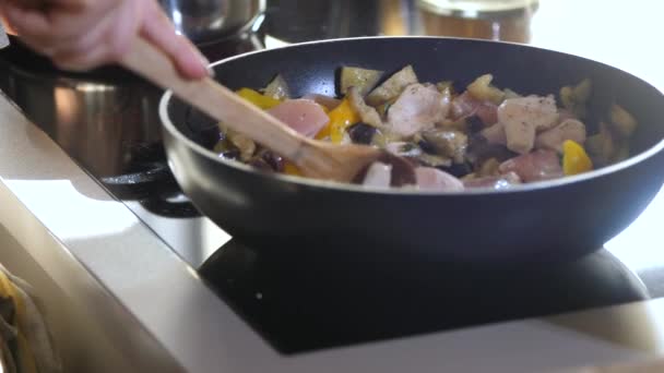 Nära Håll Att Förbereda Läckra Grönsaker Och Kött Stekpannan — Stockvideo