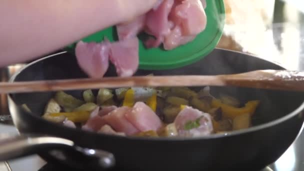 Vue rapprochée de la préparation de délicieux légumes et de viande dans une poêle 