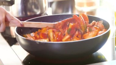 Lezzetli sebze ve et kızartma tavası içinde hazırlama görünümü kadar kapatın