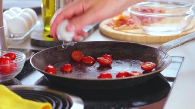 pastırma ve domates ile yumurta kavurma kişi kırpılmış atış
