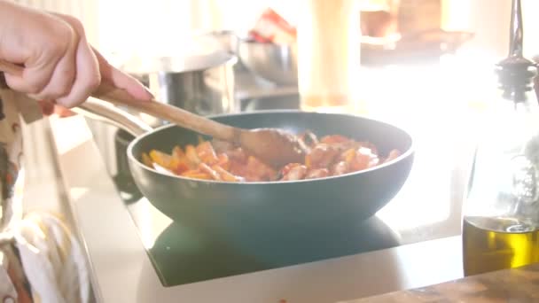 Vue rapprochée de la préparation de délicieux légumes et de viande dans une poêle 