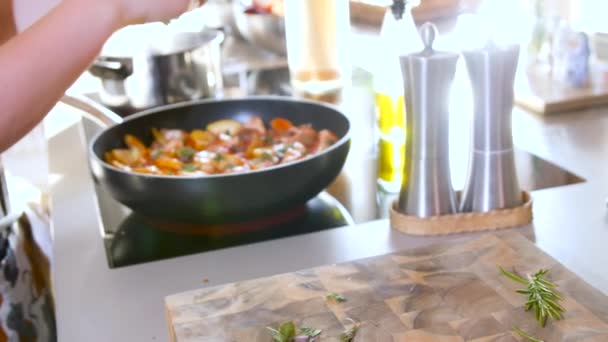 Vue rapprochée de la préparation de délicieux légumes et de viande dans une poêle 