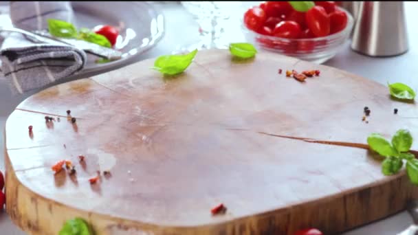 鸡蛋与熏肉 西红柿和罗勒叶在煎锅中烹调的特写镜头 — 图库视频影像