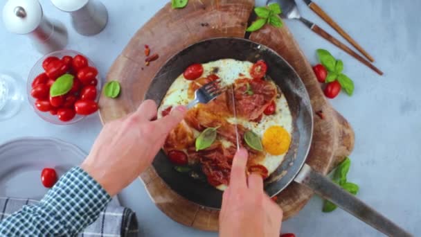用咸肉 西红柿和罗勒叶切鸡蛋的人 — 图库视频影像