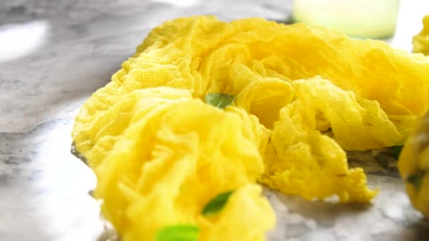 Жовта Тканина Стиглі Лимони Зелене Листя Мармуровому Столі — стокове відео