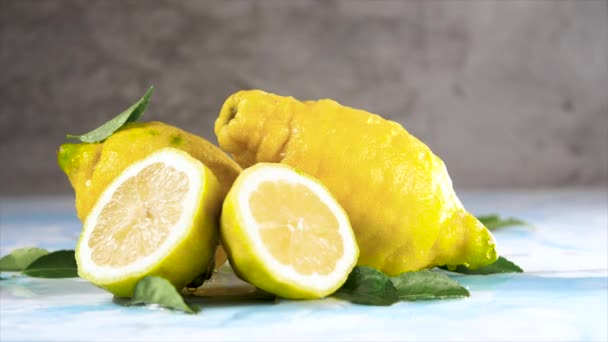 Verter Agua Sobre Limones Mitades Frescas — Vídeos de Stock