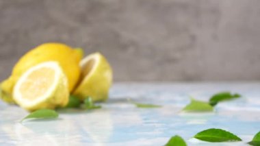 Bütün Konfit limon mavi masaya düşen