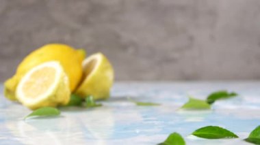 Masanın üzerine düşen olgun limon dilimli