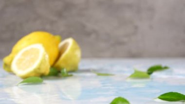 Masanın üzerine düşen olgun limon dilimli