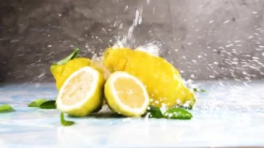 Taze limon parçaları üzerinde su dökme