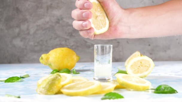 Manlig Hand Klämma Färsk Juice Från Citron Hälften — Stockvideo