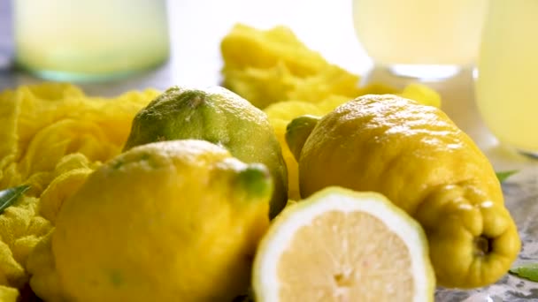 Vista Cerca Limones Frescos Maduros Sobre Mesa — Vídeo de stock