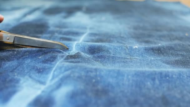 Кравець Шиє Джинсовий Одяг Швейній Машинці Крупним Планом — стокове відео