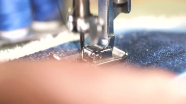 Terzi dikiş dikiş makinesi, kot elbise eller görünümü kapatın