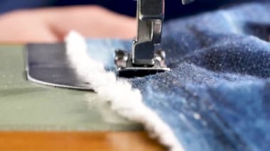 Terzi dikiş dikiş makinesi, kot elbise eller görünümü kapatın