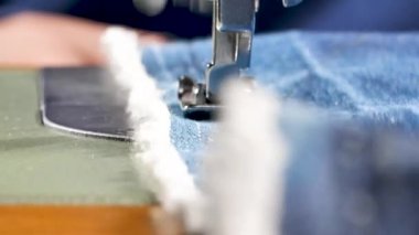 Terzi dikiş dikiş makinesi, kot elbise eller görünümü kapatın