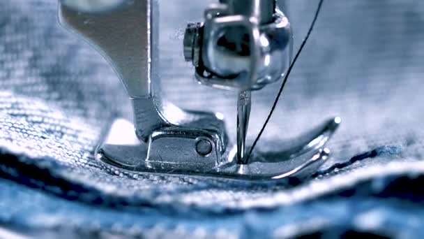 Dressmaker Costura Jeans Ropa Máquina Coser Vista Cerca — Vídeos de Stock
