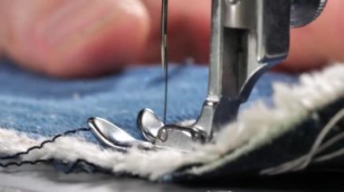 Terzi dikiş dikiş makinesi, kot elbise eller görünümü kapatın