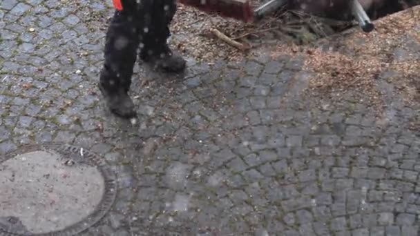 Stad Gata Sopare Rengöring Trottoar Med Kvast Verktyg — Stockvideo