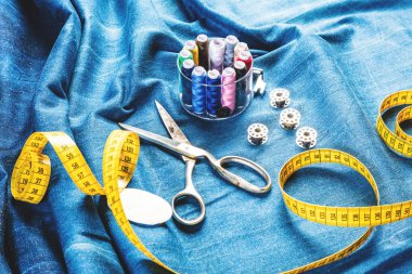 arka plan tablo üstten görünüm dikiş aracı ve kot denim kumaş.