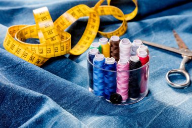 arka plan tablo üstten görünüm dikiş aracı ve kot denim kumaş.