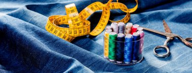 arka plan tablo üstten görünüm dikiş aracı ve kot denim kumaş.