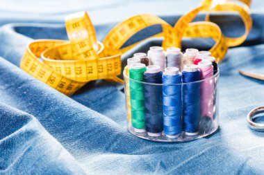 arka plan tablo üstten görünüm dikiş aracı ve kot denim kumaş.