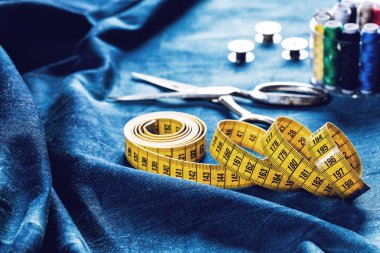 arka plan tablo üstten görünüm dikiş aracı ve kot denim kumaş.