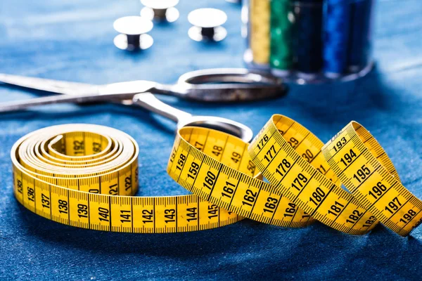 Hintergrund Tischplatte Ansicht Von Nähwerkzeug Und Jeans Auf Denim Stoff — Stockfoto