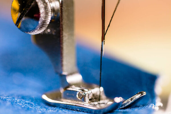 Шитье джинсов с швейной машинкой. Ремонт джинсов швейной машинкой. Изменение джинсы, подшивка джинсы, ручной работы одежды промышленной концепции