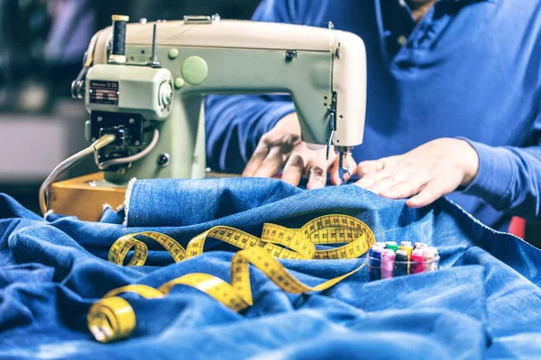 Syjeans Denim Med Symaskin Reparation Jeans Med Symaskin Förändringsjeans Fålla — Stockfoto