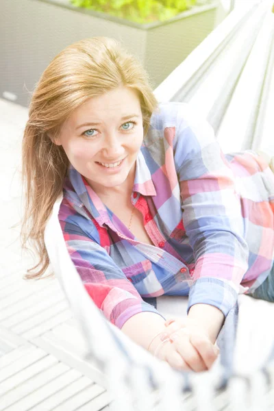 Beautiful Smiling Woman Posing Wooden Bench — Stock Photo, Image