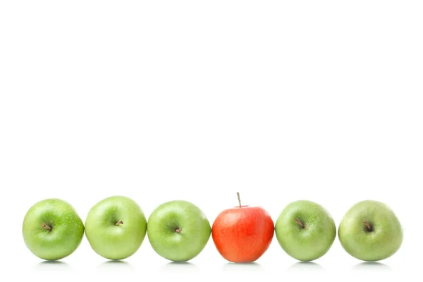 Färska Mogna Gröna Äpplen Och Röd Vit Bakgrund — Stockfoto