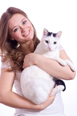 Şirin kedi beyaz arka plan üzerinde izole ile poz güzel genç kadın